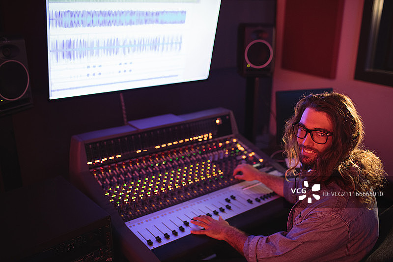 男录音工程师使用调音台的肖像图片素材