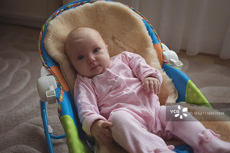 坐在摇椅上的可爱婴儿肖像图片素材