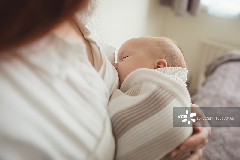 母亲在家给宝宝喂母乳图片素材