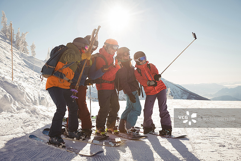 一群滑雪者用手机自拍图片素材