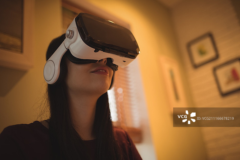 女人使用虚拟现实头显图片素材