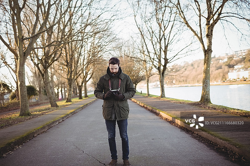 男人正在看相机里的照片图片素材