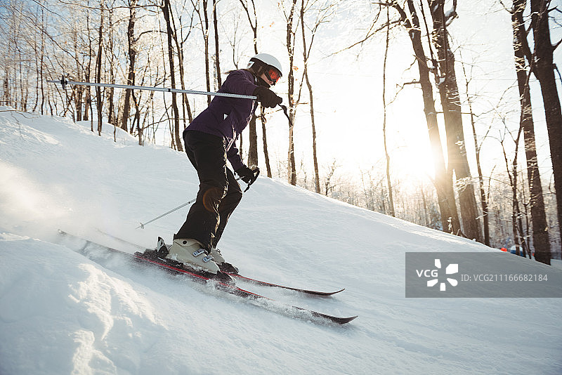 在雪景中滑雪的滑雪者图片素材