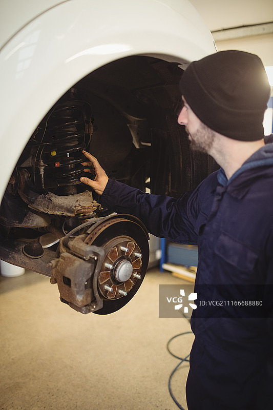机械师检查汽车车轮盘式制动器图片素材
