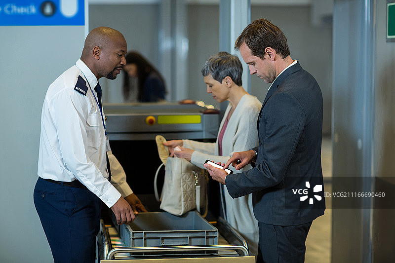 机场安检人员检查旅客行李图片素材