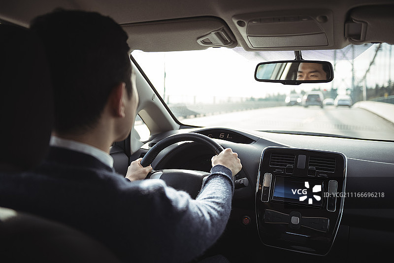 男子驾驶电动汽车图片素材