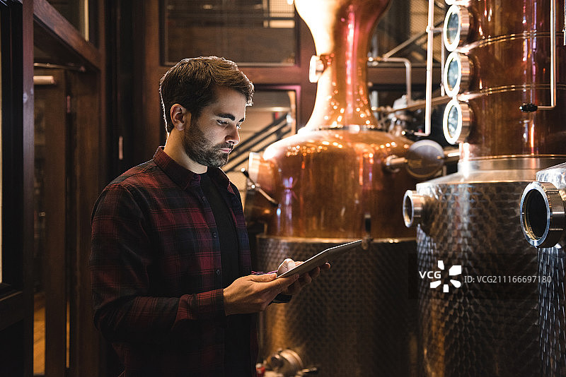 在啤酒厂工作的男人图片素材