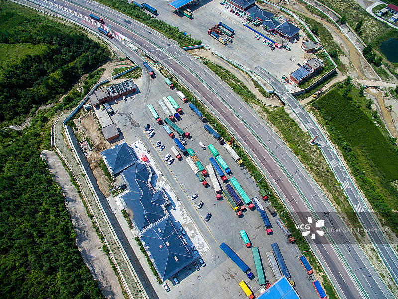 航拍高速公路服务区图片素材