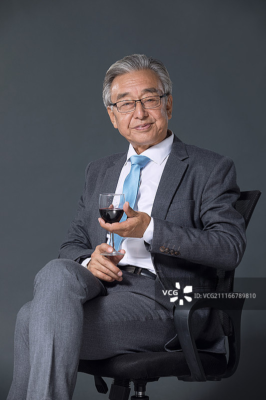 一个老年商务人士图片素材