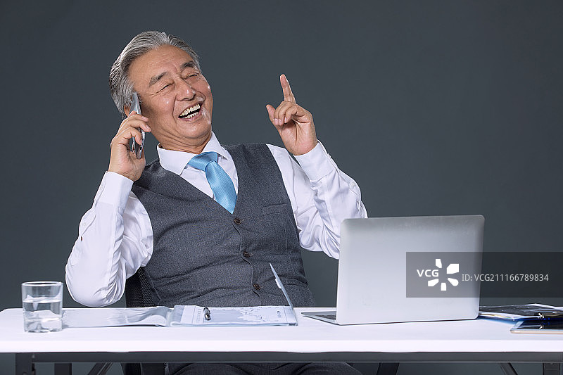 打电话的老年商务人士图片素材