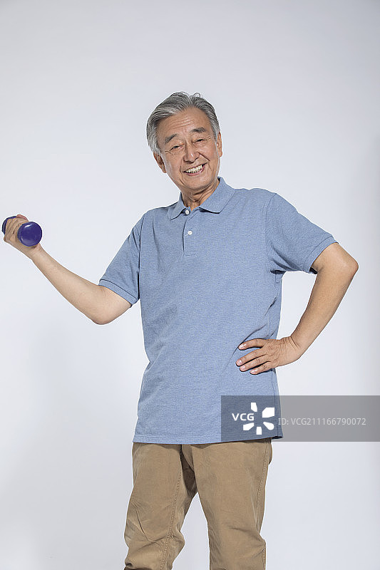 拿着哑铃锻炼身体的老年人图片素材