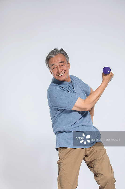拿着哑铃锻炼身体的老年人图片素材