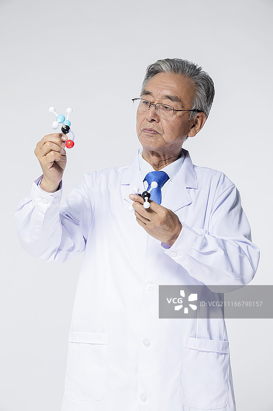 拿着DNA模型的科学家图片素材