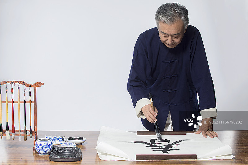 老年人练习书法图片素材