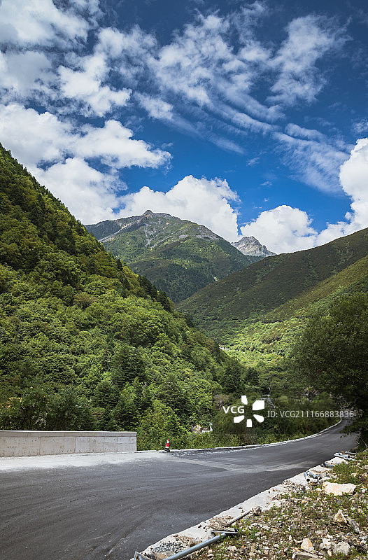 亚洲中国四川甘孜藏族自治州康定市木格措景区蓝天白云高原山峦湖图片素材