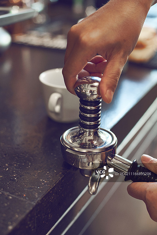 咖啡机冲制咖啡图片素材