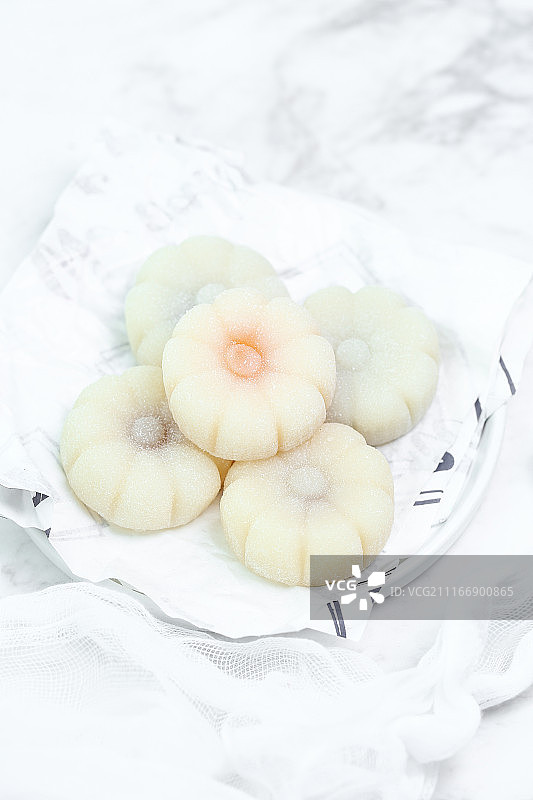 清新风格的放在白色盘子里的冰皮月饼图片素材