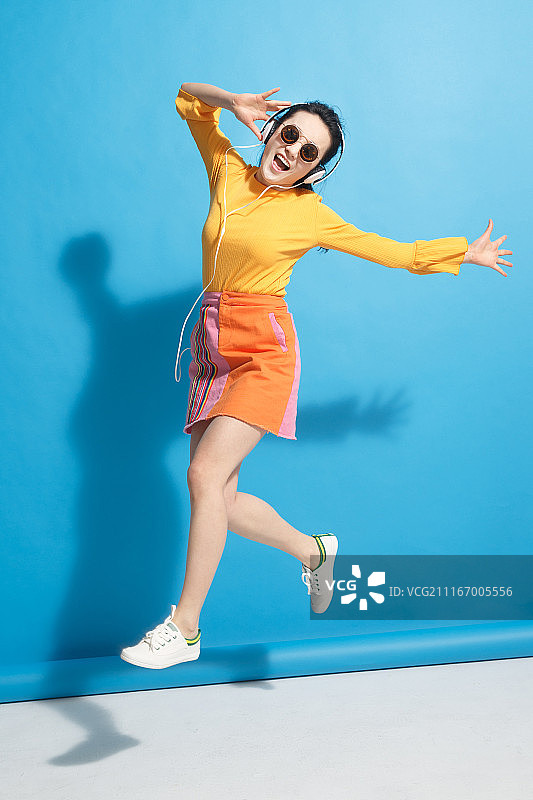 快乐的青年女人图片素材