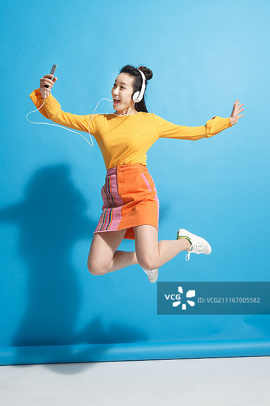 快乐女人听音乐图片素材