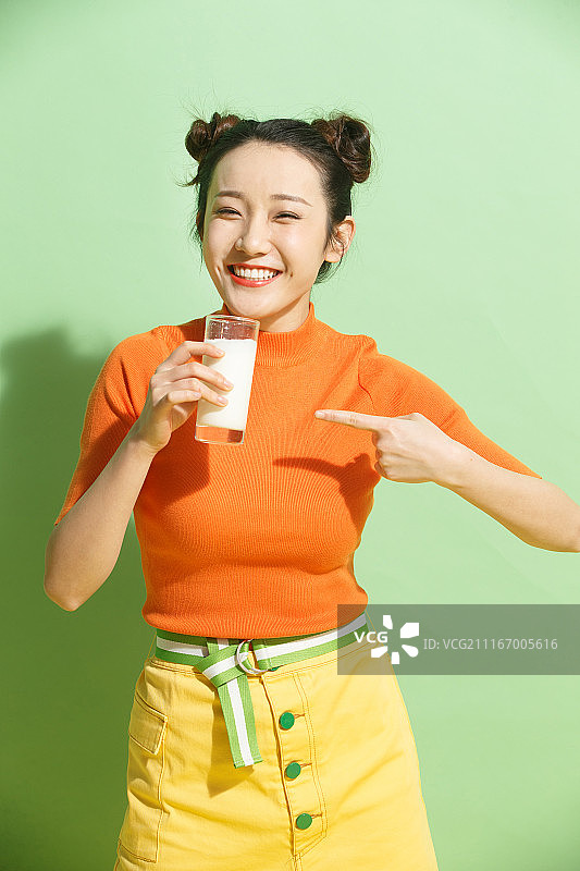 青年女人喝牛奶图片素材