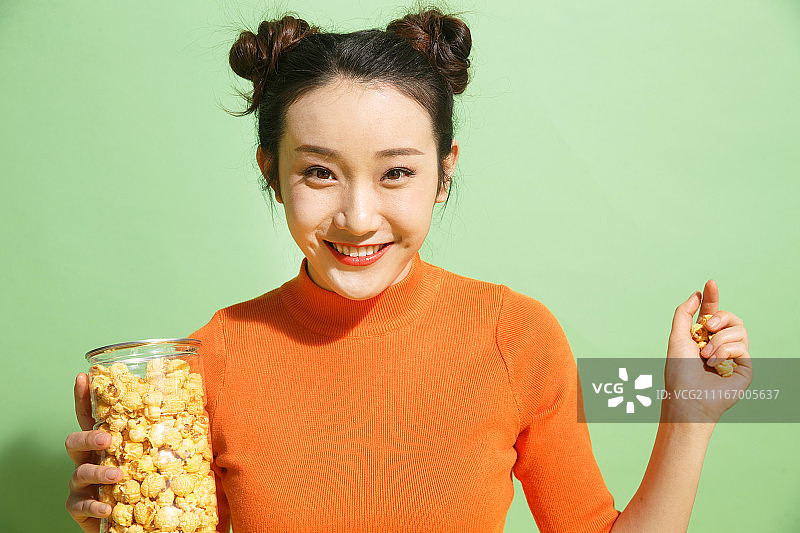 青年女人拿着爆米花图片素材