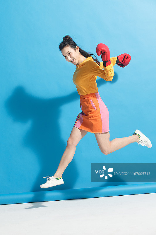 青年女人练拳击图片素材