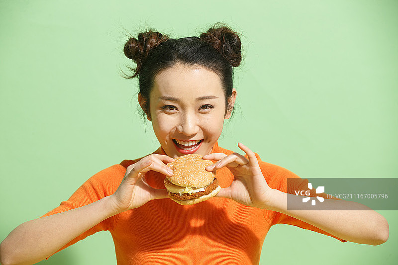 青年女人吃汉堡包图片素材