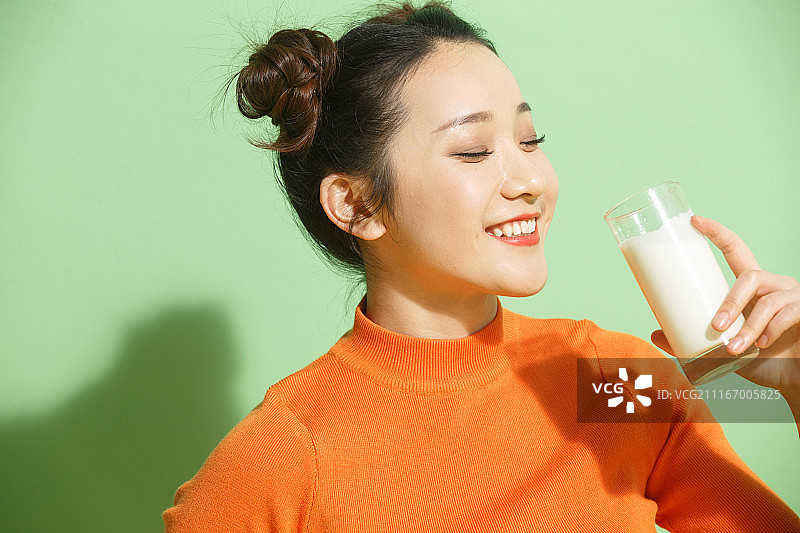青年女人喝牛奶图片素材