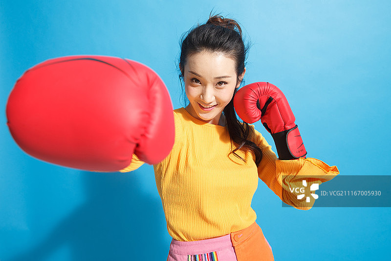 青年女人练拳击图片素材