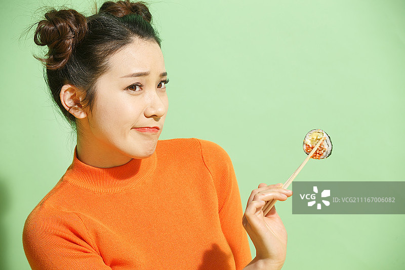 青年女人吃寿司图片素材