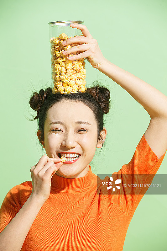 青年女人拿着爆米花图片素材