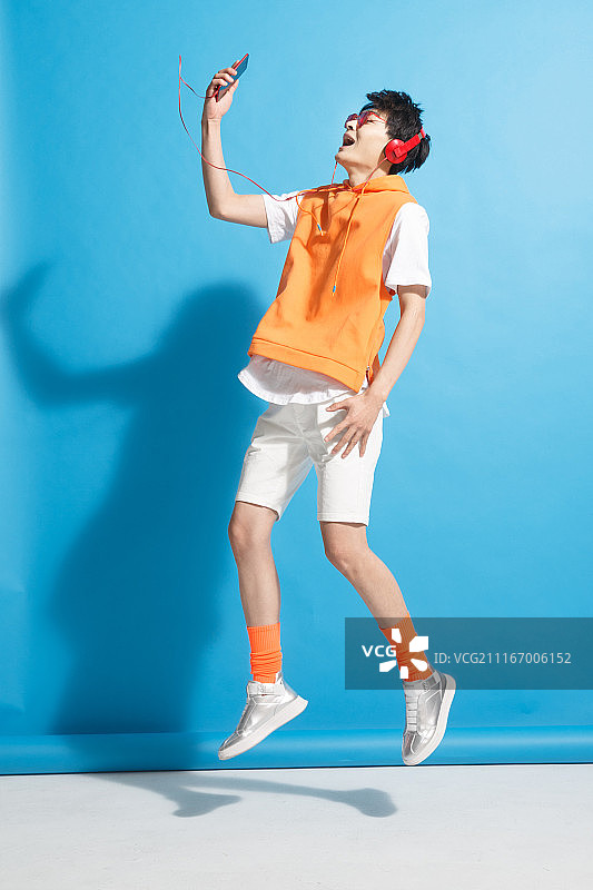 青年人听音乐图片素材