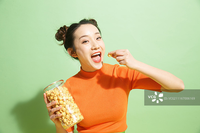 青年女人拿着爆米花图片素材