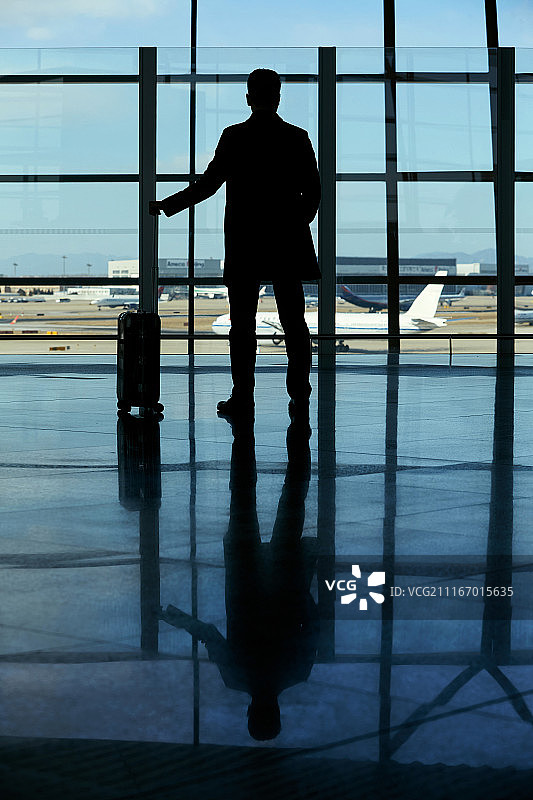 商务男士在机场图片素材