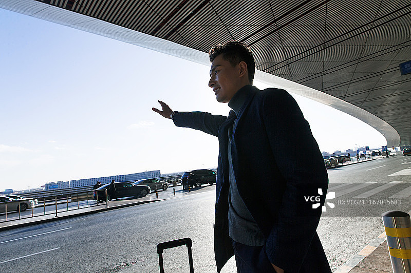 商务男人在机场打车图片素材