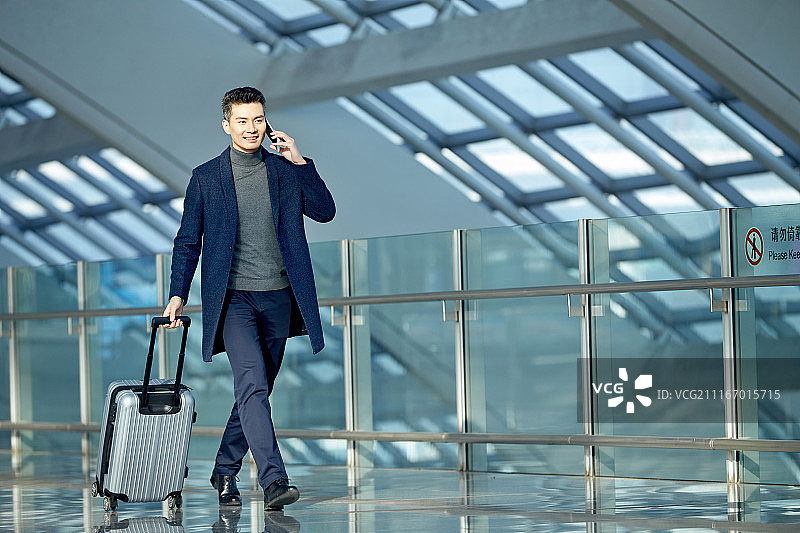商务男士在机场图片素材
