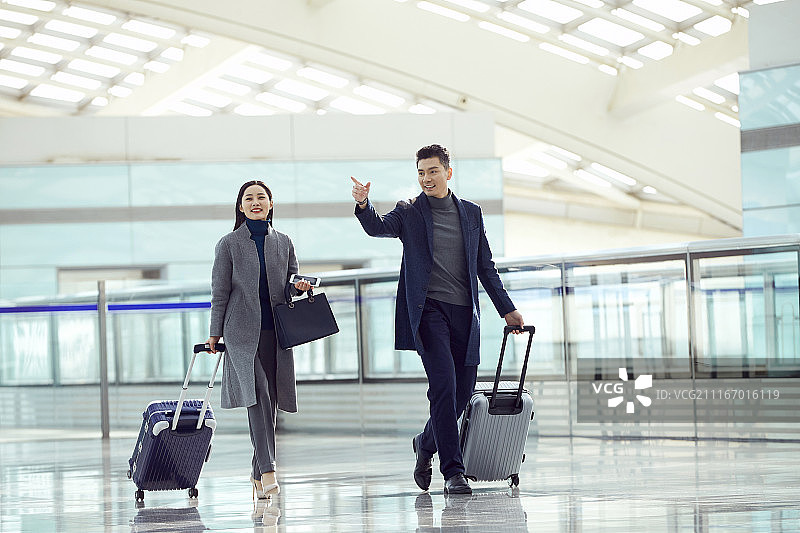 商务男女在机场图片素材