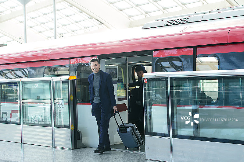 商务男士在机场图片素材