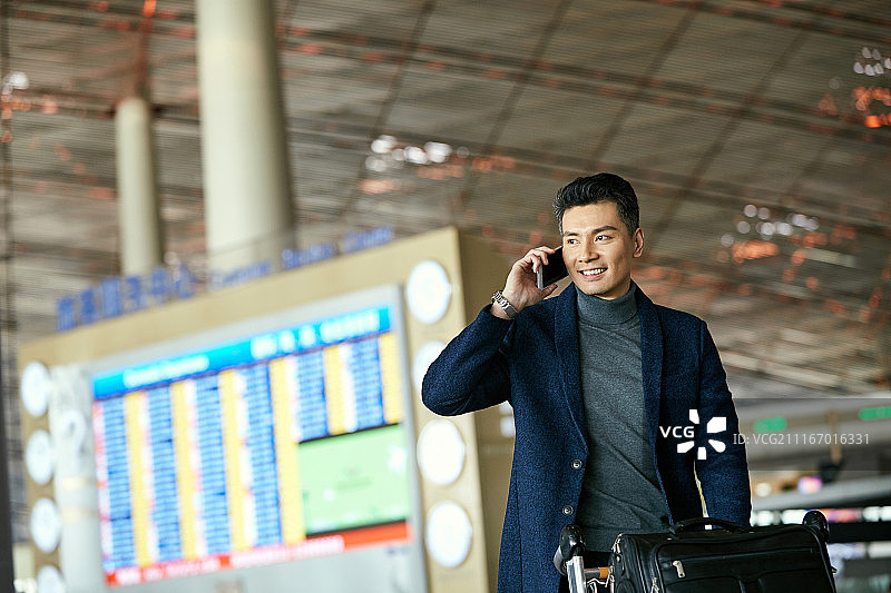 商务男士在机场图片素材