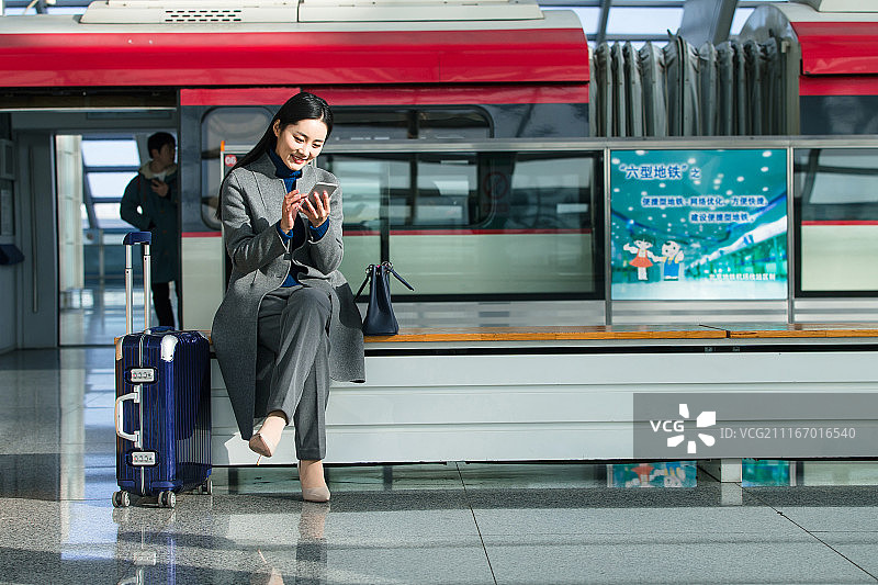 商务女人在机场图片素材
