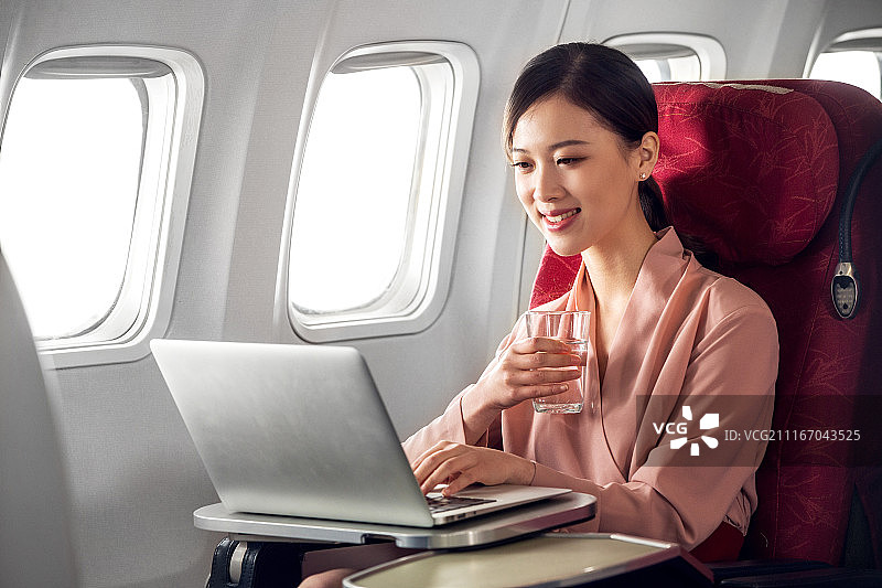 商务女人乘飞机图片素材