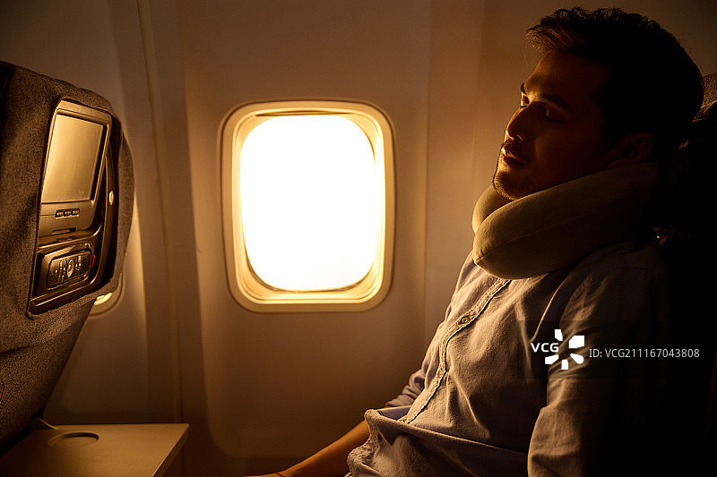 青年男人乘飞机图片素材
