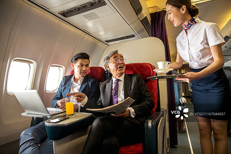 商务人士乘飞机图片素材