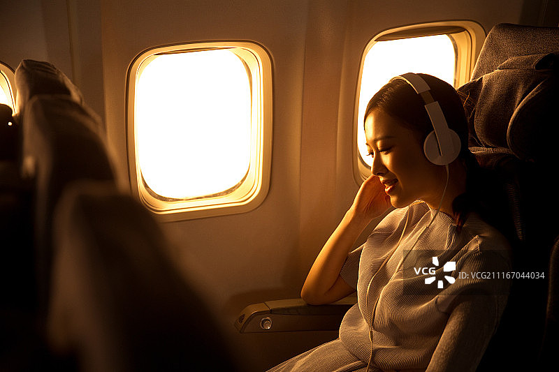 青年女人乘飞机图片素材