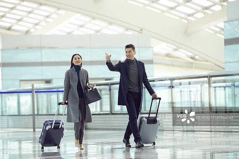 商务男女在机场图片素材