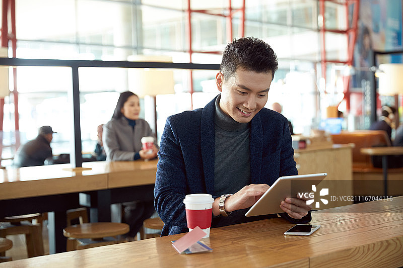 商务男人在机场图片素材