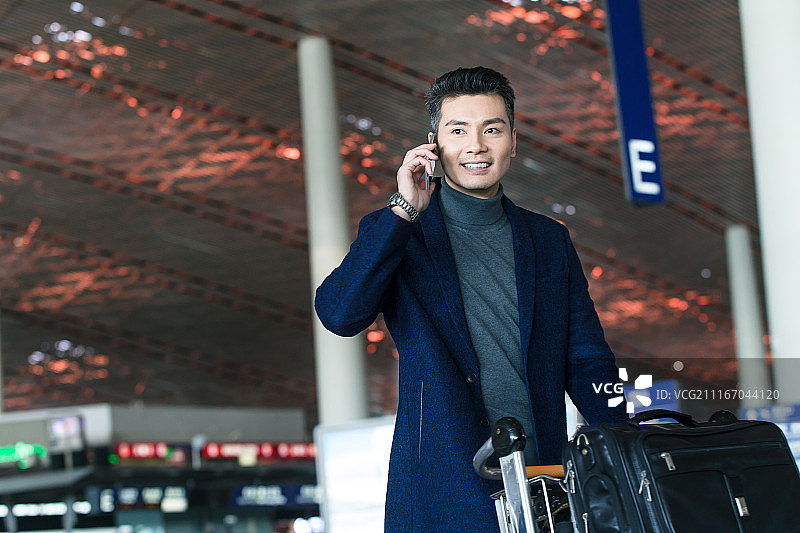 商务男士在机场图片素材