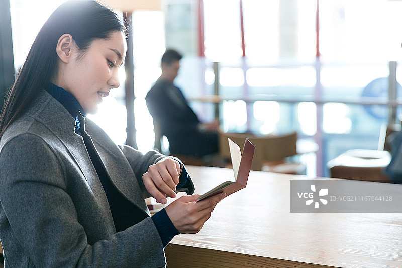 商务女人在机场图片素材