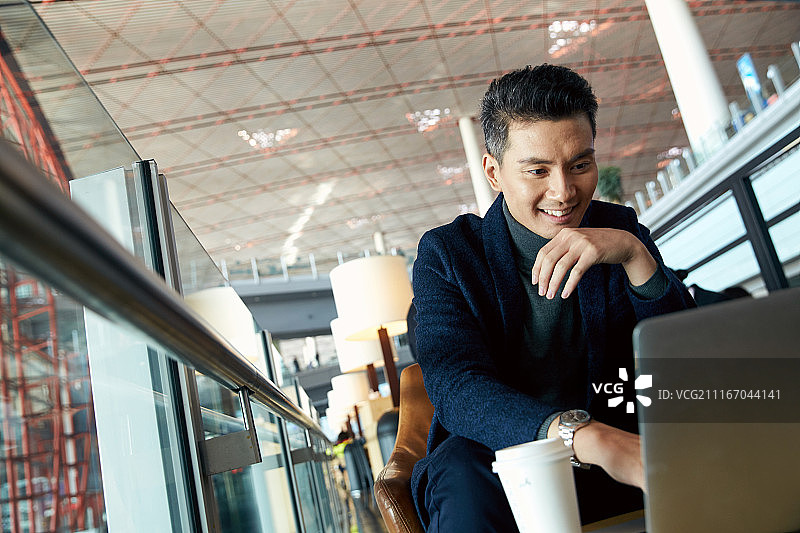 商务男人在候机厅图片素材