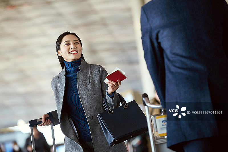 商务男女在机场图片素材